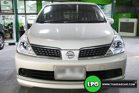 nissan tiida hatchback