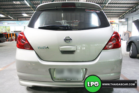 nissan tiida hatchback ด้านหลัง