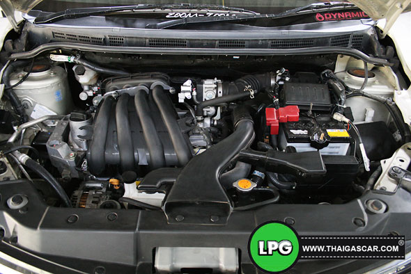 nissan tiida hatchback ห้องเครื่องซูม