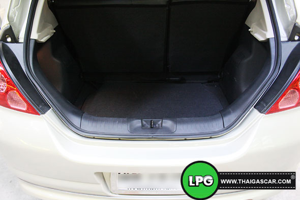 nissan tiida hatchback ท้ายรถ หลังติดแก๊ส