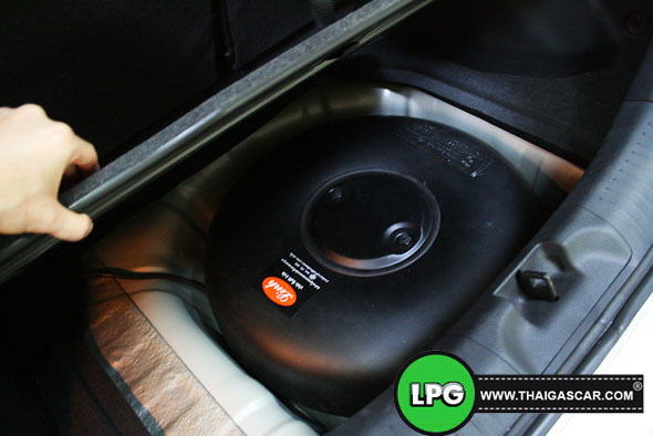 nissan tiida hatchback ถังโดนัท หลังติดแก๊ส