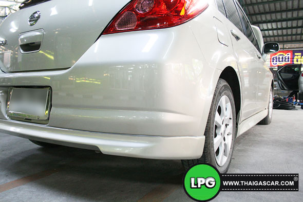 nissan tiida hatchback ใต้ท้องรถหลังติดแก๊ส มองไม่เห็นหัวเติม