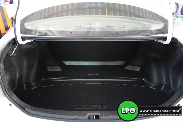 toyota altis dualvvti 1.6 ด้านในกระโปรงหลัง
